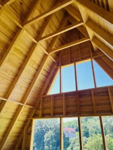 Detailansicht einer Holzverbindung im Dachstuhl