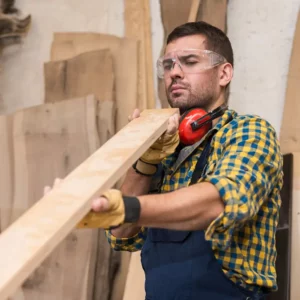Holzbaumeister berät Kunden