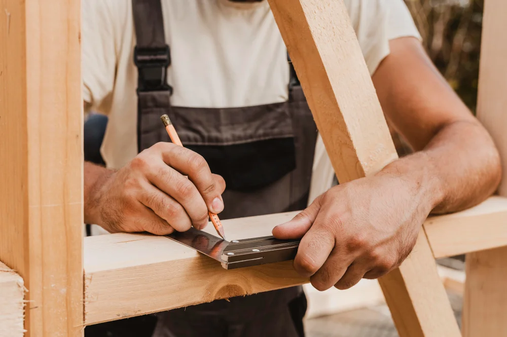 Zimmerer bei der Arbeit, während er präzise Holzkonstruktionen erstellt.